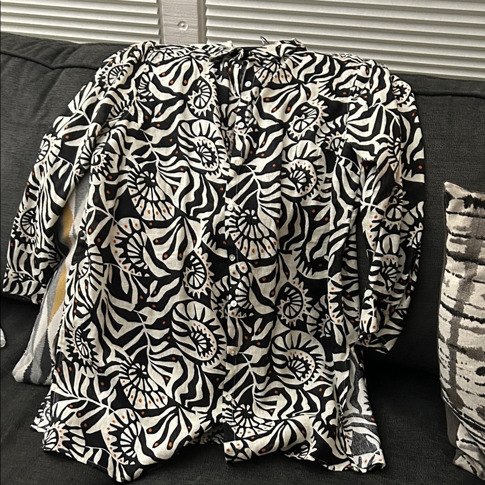 Nicole Miller Black and White Abstract Button Down Shirt